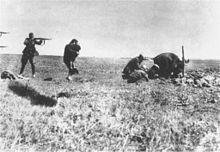 Poprava Židov, vrátane malých detí, pri Ukrajinskom meste Ivangorod v roku 1942.